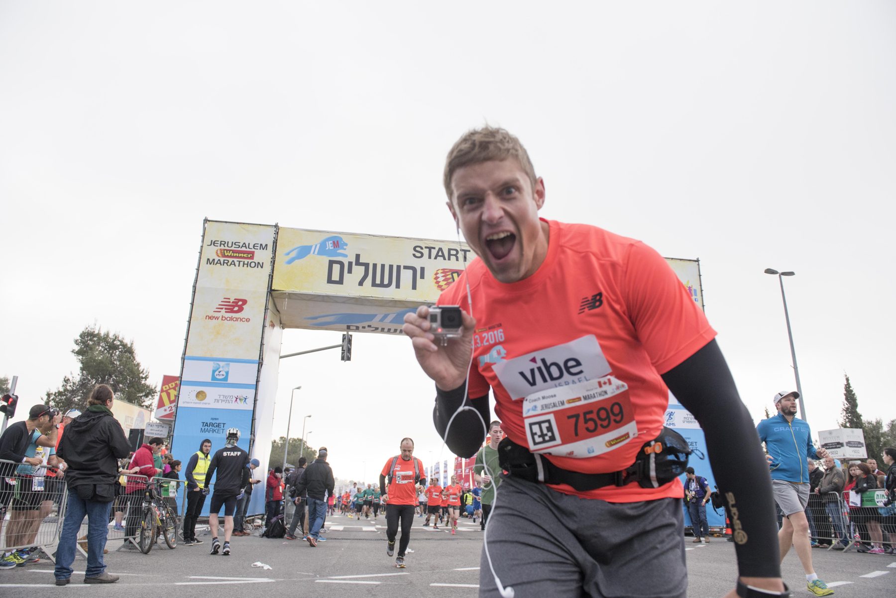 Dai Manuel and a crowd of runners at a race start